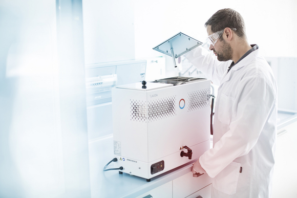 实验室技术员使用蒸馏器在实验室内工作